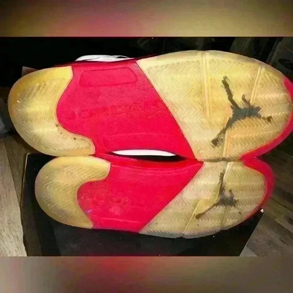 Air Jordan 5's retro size 8 white black and red - Picture 6 of 6